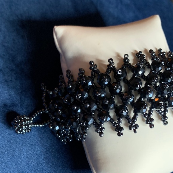 Shiny dark gray/metallic look beads bracelet. - Picture 4 of 8